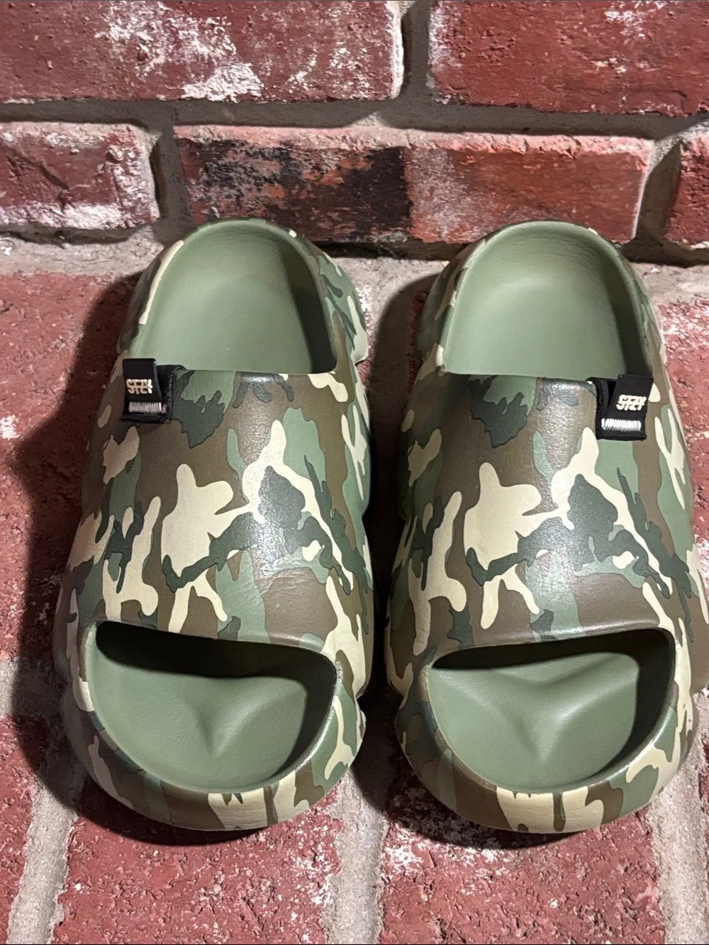 STZY Enok Camo Cloud Slides Youth/Men’s Size 6, Women’s Size 7-7.5
